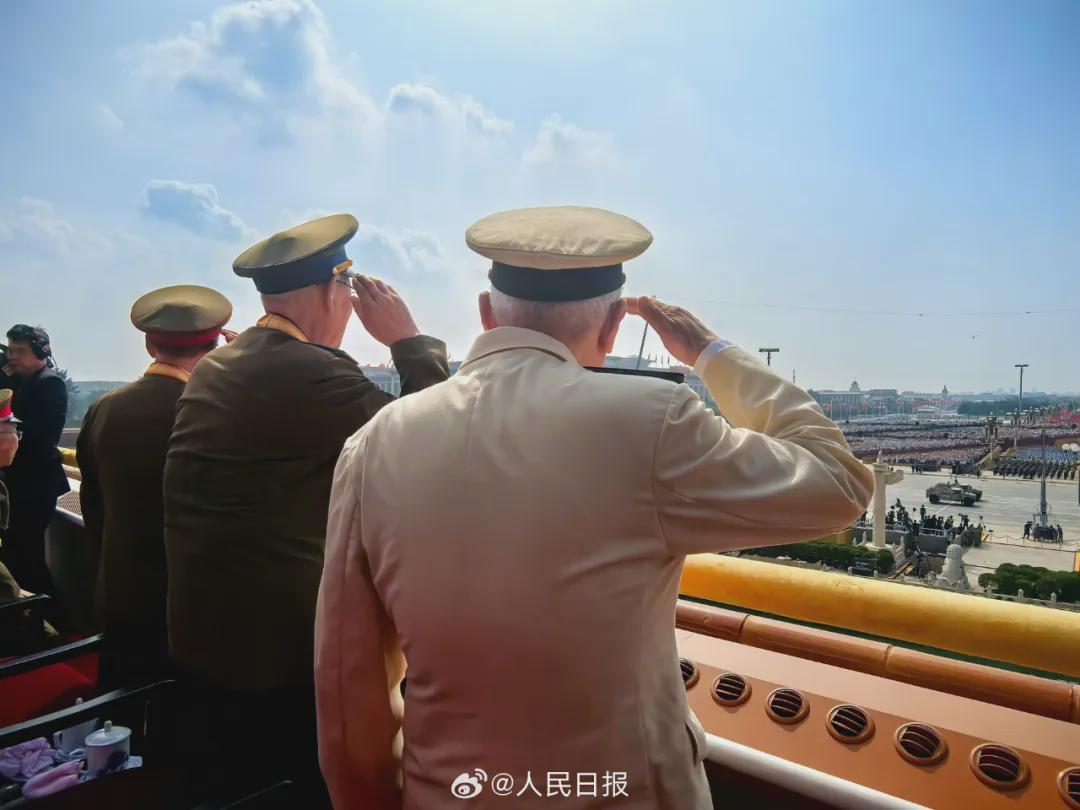 天安门城楼上这一幕，看哭了